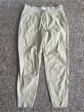 Athleta Women’s Trekkie North Cream Outdoor Hiking Athleisure Jogger Pants 6